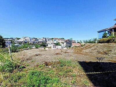 外観:爽快な青空と豊かな緑に寄り添う、開放感あふれる敷地。周囲の視線が気になりにくい高台立地のため、たっぷりの陽光と心地よい風を室内に招き入れることができます。 外観:爽快な青空と豊かな緑に寄り添う、開放感あふれる敷地。周囲の視線が気になりにくい高台立地のため、たっぷりの陽光と心地よい風を室内に招き入れることができます。
