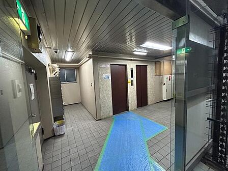 ガラス張りのクリアなドアや落ち着いたタイル貼りのフロアが調和し、お出かけやご帰宅の際もストレスのないスムーズな動線を確保。毎日のいってきます・おかえりを心地よく迎える共用スペースです。