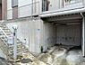 駐車場：雨風から愛車を守る、ビルトイン型のカースペース。すぐ脇には玄関へと続く階段と門柱がスマートに配置されており、お出かけや帰宅時の動線も快適です。