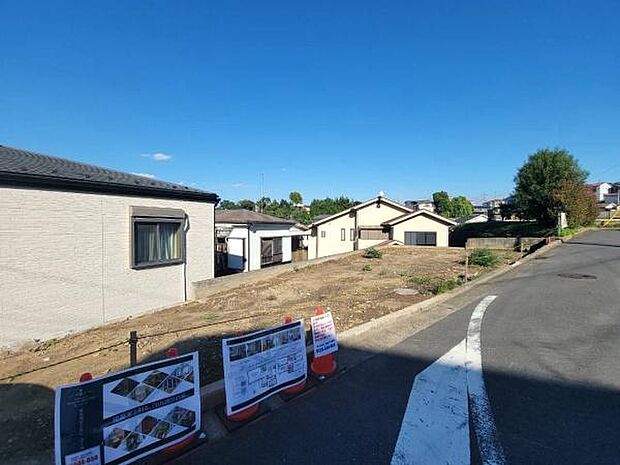 道路からのアクセスがスムーズな、開放感あふれる敷地。2台分のカースペースを設けてもなお、ゆとりある住空間とお庭スペースを確保できる広さが魅力です。