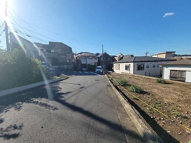 明るく開けた前面道路に寄り添う、独立性の高い敷地レイアウト。プライバシーを守りながらも、光と風をたっぷり招き入れる邸宅プランが美しく映えます。