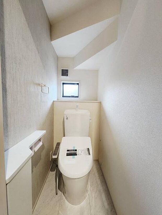 毎日使う場所だからこそ嬉しい、温水洗浄便座付きの快適なトイレ空間です。落ち着いた色合いのアクセントクロスが採用されており、シンプルながらも洗練されたモダンな雰囲気を演出しています。