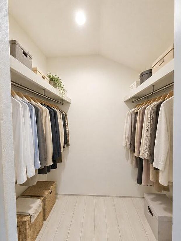 5.2帖の洋室には左右両面にハンガーパイプを完備した大容量WICを完備。ご夫婦の衣類はもちろん、丈の長いコートや季節ごとの荷物などもたっぷりと収納できます。(調度品はAI生成となります。)