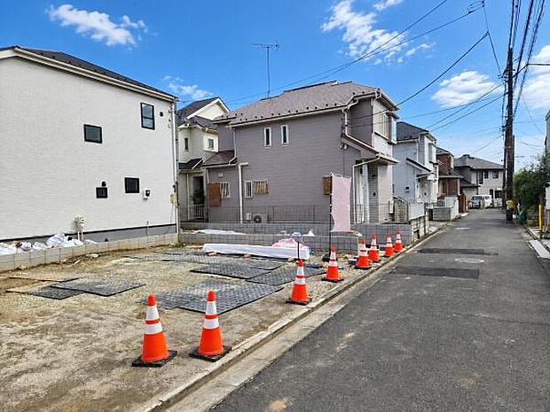 周辺は戸建て住宅が立ち並ぶ、静かで穏やかな住環境が広がっています。前面道路はすっきりと見通しが良く、毎日の車の駐車や出し入れも落ち着いて行えます。内覧受付中です、お気軽にお問い合わせください。