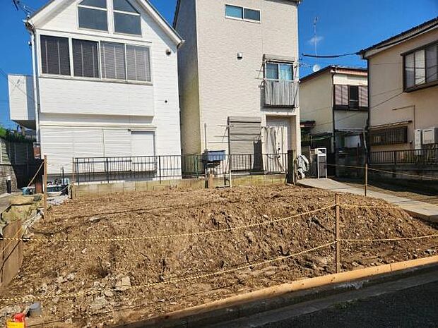 周辺に高い建物が迫りにくく、遮るもののない抜けた青空とたっぷりの陽光が差し込む恵まれたロケーション。前面道路や敷地まわりの見通しも良く、開放感あふれる穏やかな住環境が広がっています。