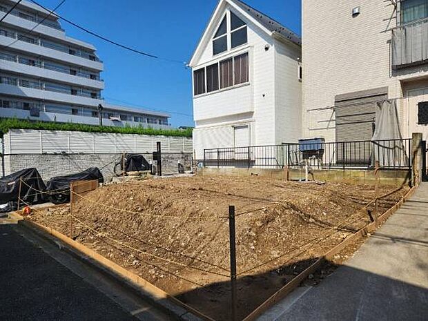 ビルトイン型のカースペースを備えており、毎日の車の出し入れや乗り降りがスムーズに行えます。東側には共有通路が確保されており、開放感と採光性に優れた心地よい立地です。