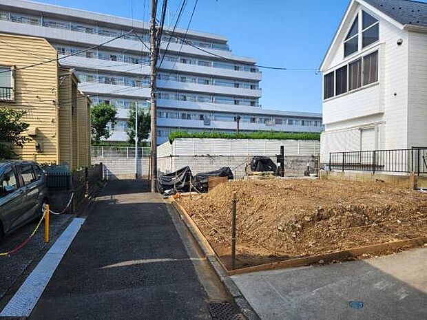 前面道路は車の交通量が少なく、穏やかで落ち着いたプライベート感のある住環境が保たれています。敷地手前の道路幅や見通しも確認しやすく、ビルトイン車庫への駐車や切り返しも落ち着いて行うことができます。