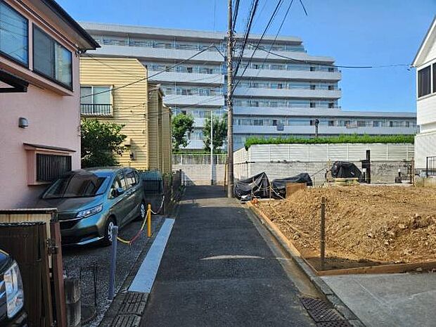 丁寧な更地整地が施された現地は、敷地の広さや周辺とのゆとりを実際に肌で感じていただけます。現地ご案内いたします。設備・仕様についてのご説明、周辺環境等のご案内も可能、お気軽にお問い合わせください。