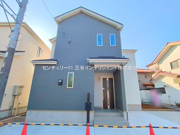 シンプルなデザインの外観が印象的です。駐車スペースが広く確保されています。二階建ての構造で周辺の住宅とも調和しています。採光性も期待できる窓配置となっています。玄関アプローチもゆとりがあります。