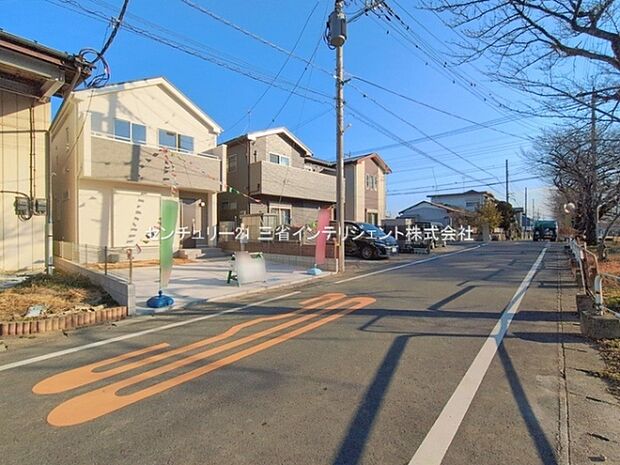 前面道路は幅員が広く車の出し入れもスムーズに行えます。周囲は静かな住宅街が広がっています。現地は明るく開放感のある雰囲気です。歩道もしっかりと整備されていますので安心感があります。