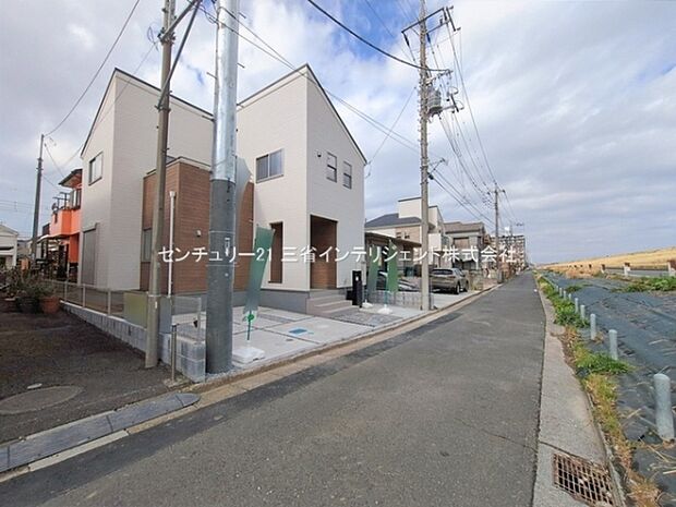 現地は前面道路がしっかり整備されており車の出入りもスムーズにできます。幅の広い道路なので車両の通行も安心です。新築工事中の様子も確認でき今後の完成が楽しみなエリアです。