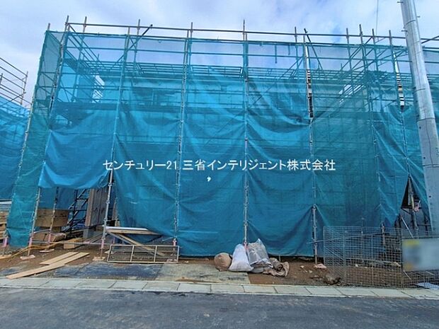 新しく造られた基礎がしっかりと配置されており今後の建築が期待できます。周囲の住宅地も落ち着いた雰囲気です。広々とした敷地で様々なプランに対応できます。整形地のため建築計画も進めやすいです。