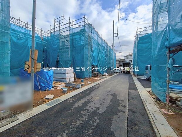 現地周辺は落ち着いた街並みが広がっています。前面道路が広く車の出入りもスムーズに行えます。周辺には新しい住宅が多く整備された印象です。ゆったりとした道路幅でお車の駐車も安心です。