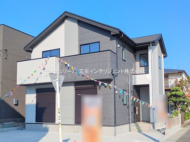 スタイリッシュな外観が印象的な住宅です。ツートーンカラーで落ち着いた雰囲気を演出しています。大きな窓が多く外からの光をたっぷり取り込めます。住宅街に立地し静かな環境で暮らせます。