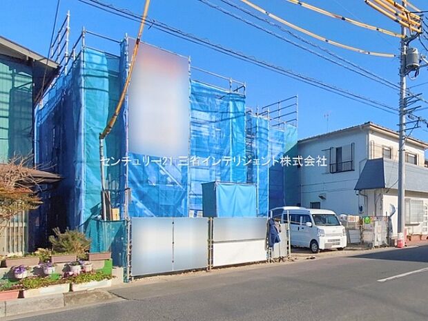 前面道路が広く車の出し入れがしやすい敷地です。周辺には落ち着いた住宅が並び静かな環境が特徴です。現地には駐車スペースもしっかりと確保されています。敷地の活用方法も多様に検討できます。