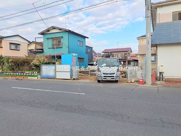 前面道路が広く車の出し入れがしやすい敷地です。周辺には落ち着いた住宅が並び静かな環境が特徴です。現地には駐車スペースもしっかりと確保されています。敷地の活用方法も多様に検討できます。