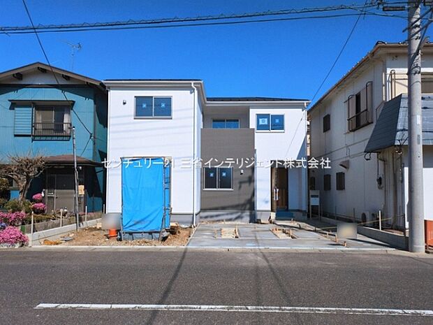 前面道路が広く車の出し入れがしやすい敷地です。周辺には落ち着いた住宅が並び静かな環境が特徴です。現地には駐車スペースもしっかりと確保されています。敷地の活用方法も多様に検討できます。