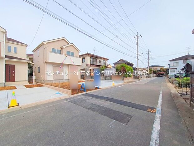 前面道路が広く車の出入りも安心して行えます。周囲には新しい住宅が建ち並び整った街並みが感じられます。電柱や配線が整然としており周辺の環境がすっきりとしています。周辺道路の舗装状態も良好です。