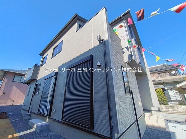 シンプルで落ち着いた色合いの外観が印象的です。直線的なデザインと窓の配置が全体に統一感を与えています。ゆとりある敷地で開放感があります。周囲を気にせずプライベートを確保しやすい配置です。