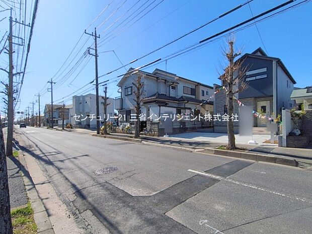 落ち着いた住宅街に位置していて前面道路は広々しています。歩道も整備されており周辺は静かな雰囲気です。車の出し入れもしやすく日常の利便性が感じられます。住環境にも配慮された街並みです。