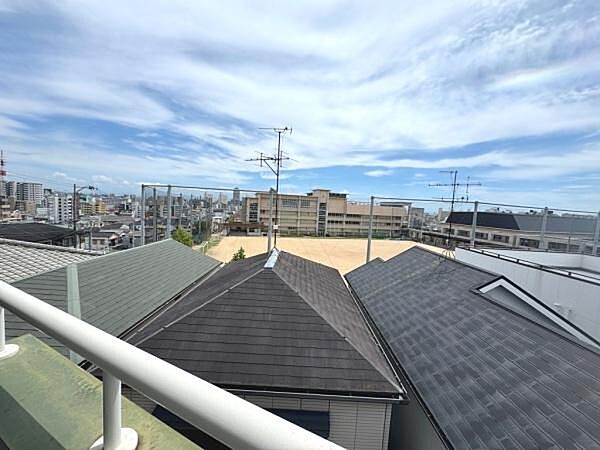 空が広がる現地からの眺望で周辺の建物や街並みを一望できます。バルコニーからの開放感が感じられる景色です。住宅街の様子も見渡せ遮るものが少ない印象です。天気が良い日は遠くまでしっかり見渡せます。
