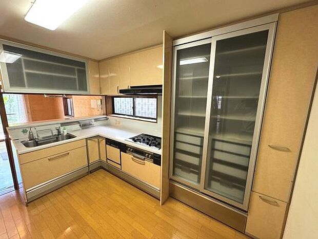 食洗器付対面キッチン（カップボード付）浄水器、電動昇降式キッチン