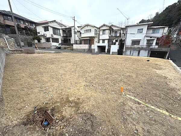 緑豊かな環境に囲まれた土地です。周囲の住宅とも調和した静かな街並みが魅力です。日当たりの良い立地でガーデニングなどに最適なスペースがあります。アクセスの良さが暮らしをより快適にします。