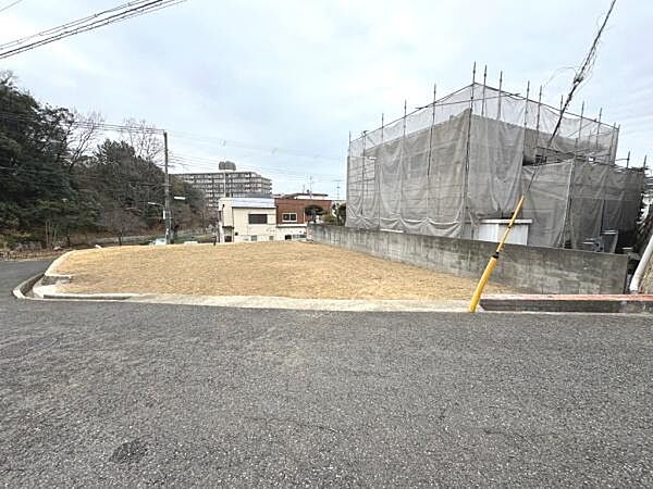 落ち着いた住宅街に位置する物件です。前面道路が広く駐車もスムーズに行えます。自然豊かな環境でリラックスした生活が期待できます。周囲には緑が多く季節の移ろいを感じられるでしょう。