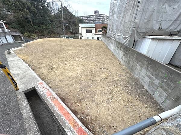 緑に囲まれた静かな住宅地の一角に位置するこちらの物件は穏やかな環境が魅力です。前面道路は広々としており車の運転や駐車がしやすいです。さらに周囲には自然が豊富でリラックスした生活が期待できます。