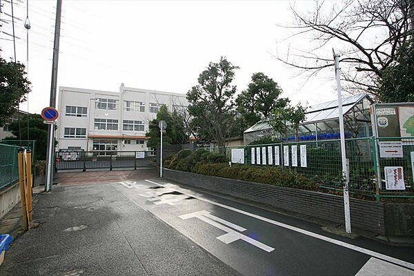 市川市立南新浜小学校まで976m