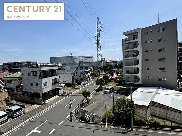 バルコニーからの眺めです。東南向き日当たり良好！前方向に見えるソフトタウンＢ号棟までは距離があるため、とても開放感があります♪