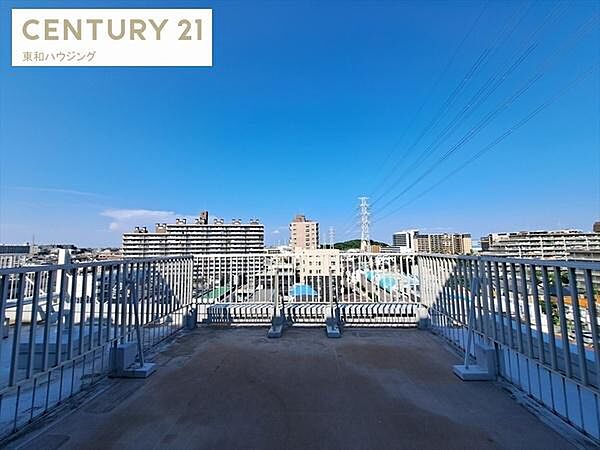 大きなルーフバルコニー付きです♪