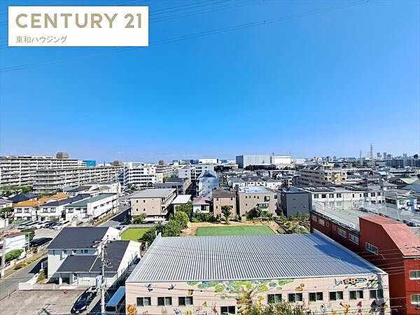 バルコニーからの眺めです。高層階の南東向きのため、朝から気持ちの良い陽光に恵まれます！目の前には視界を遮る建物などが無く、とても開放感があります♪