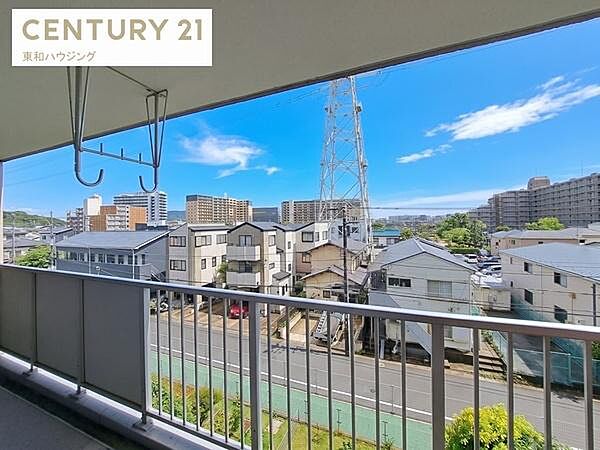 出ました!! エレベータ停止階＆トランクルーム付き住戸(^^♪  朝から陽が入る南東向きのバルコニー！