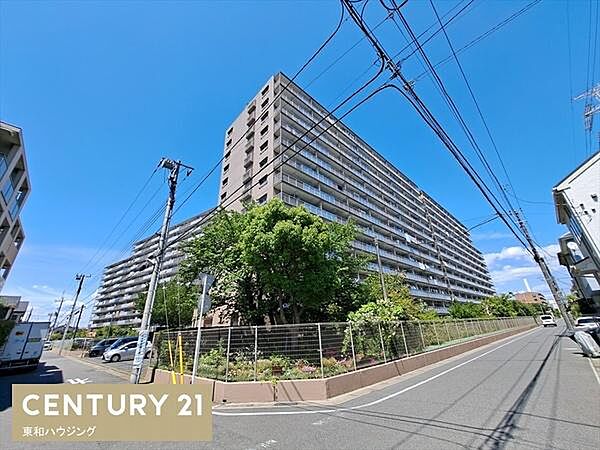 出ました!! エレベータ停止階＆トランクルーム付き住戸(^^♪  重厚感あふれる外観デザイン！ブラウン色の外壁。内覧のご相談は店舗フリーコール0120-505-750までどうぞ(^^♪