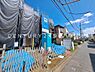 その他：洗練されたモダンなデザインの新築戸建て！ゆったりとした公道に接道しています。道路幅が約6ｍありますので、駐車もスムーズに行えますね！南東につき日当たり良好♪