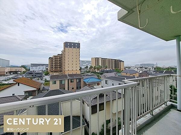 バルコニーからの眺めです。高層階の南東向きのため、朝から気持ちの良い陽光に恵まれます！目の前には視界を遮る建物などが無く、とても開放感があります♪