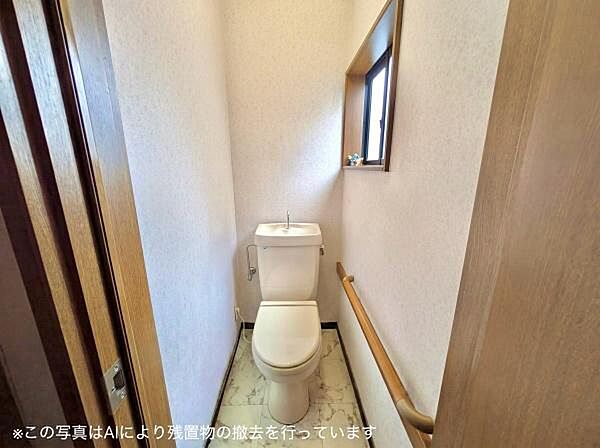 2階トイレです【聚楽廻西町】担当：西田※この写真はAIにより残置物の撤去を行っています