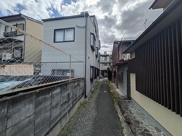 前面道路です【聚楽廻西町】担当：西田