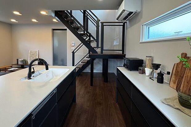 対面キッチンやリビング階段を採用し、家族のコミュニケーションがとりやすい空間に仕上げました!