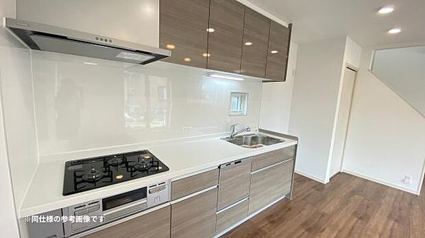 壁付けキッチンを採用しているので、空間を広く使えます◎※同仕様の参考画像です。家具・小物は含まれておりません