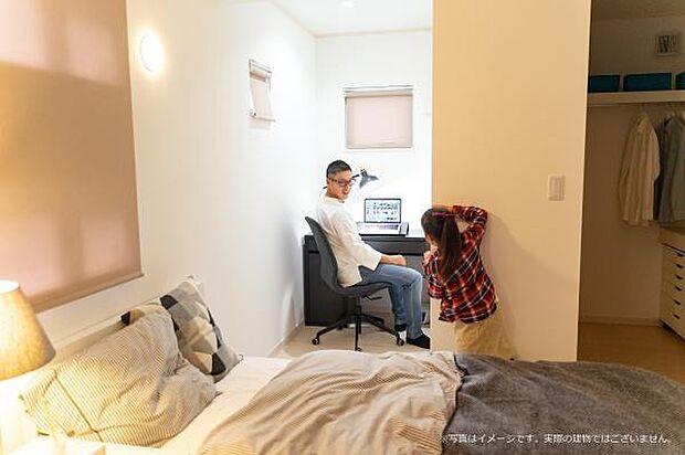 主寝室にあるDENは、リモートワークはもちろん、メイクスペースとしても◎夜の美容タイムにも活用できます♪ ※画像はイメージです