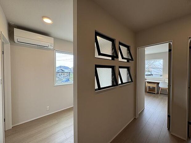 2Fのフリースペースにはデコ窓付きの仕切りを付けました。来客時に使ったり、キッズスペースにしたり、いろいろな使い方ができます!