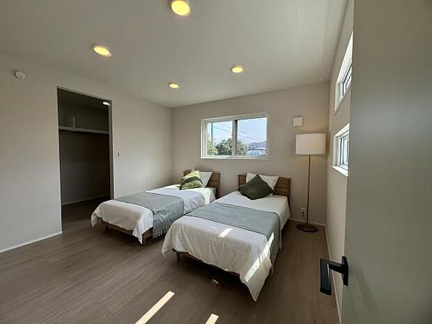 主寝室はシンプルに。小物にもこだわっています。