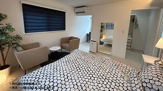 寝室には広々ウォークインクローゼット!リモートワークに最適なDENを設置しました◎※同仕様の参考画像です。家具・小物は含まれておりません