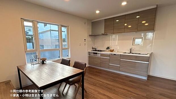 壁付けキッチンを採用しているので、空間を広く使えます◎※同仕様の参考画像です。家具・小物は含まれておりません