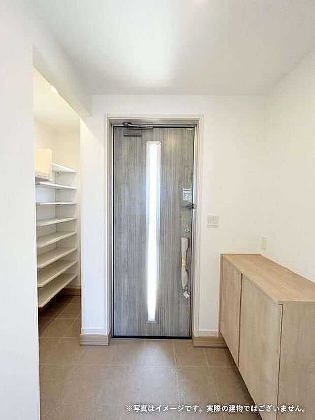 シューズクローゼット完備！棚を設置して上着をかけたり、ベビーカーを収納したり便利です♪※画像はイメージです。
