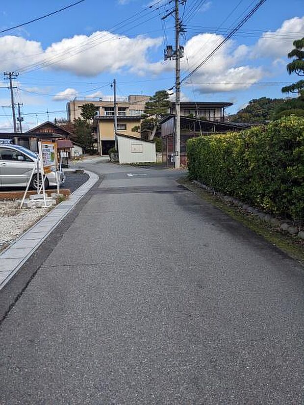 前面道路幅員は5mで駐車も安心。