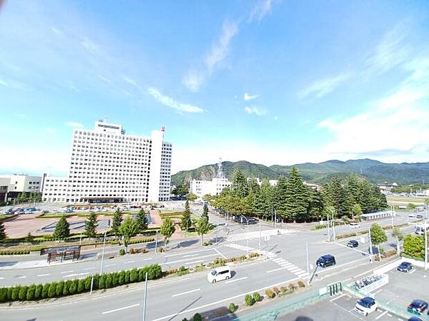 県庁が見えます。県庁前のバス停があるので、駅前に行くにも、仙台に行くにも便利です。