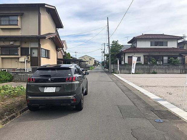 北から東側道路幅員5.0mを見る。